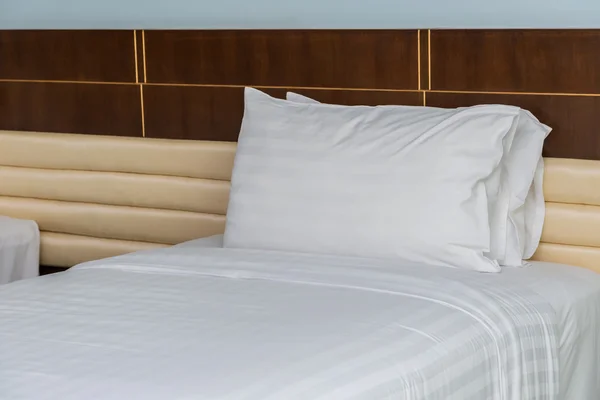 寝室のベッドとリラクゼーションのための枕 — ストック写真