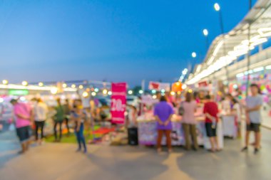 Soyut bulanık insan twiligh adlı alışveriş merkezinde yürüyüş