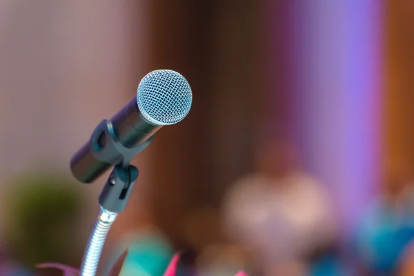 Micrófono en la sala de reuniones antes de una conferencia —  Fotos de Stock