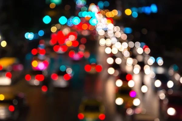 Abstém bokeh borrão de engarrafamento da noite na estrada na cidade — Fotografia de Stock