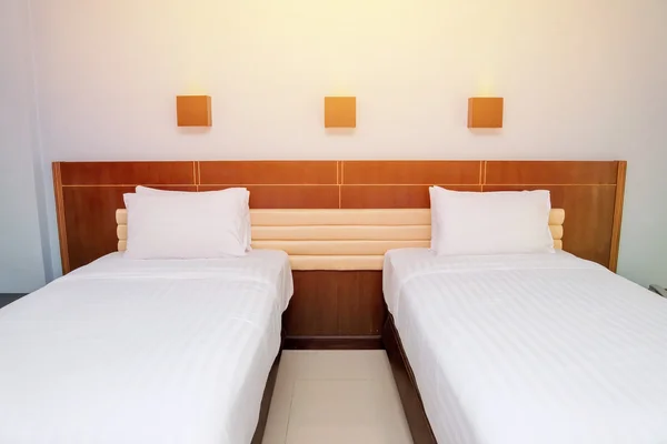 Dormitorio con cama y almohada para relajarse —  Fotos de Stock