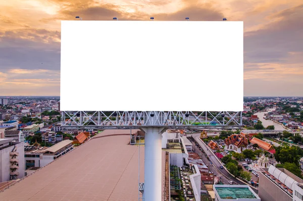 Große leere Plakatwand mit Hintergrund mit Stadtblick. — Stockfoto
