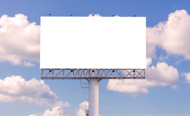 Boş Pano mavi gökyüzü backgr ile yeni reklam için hazır
