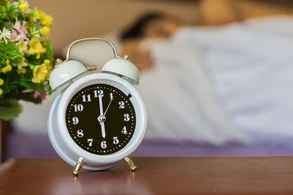 침실에 침대에 알람 시계 — 스톡 사진