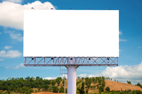 Cartellone bianco pronto per la nuova pubblicità con sfondo cielo blu — Foto Stock