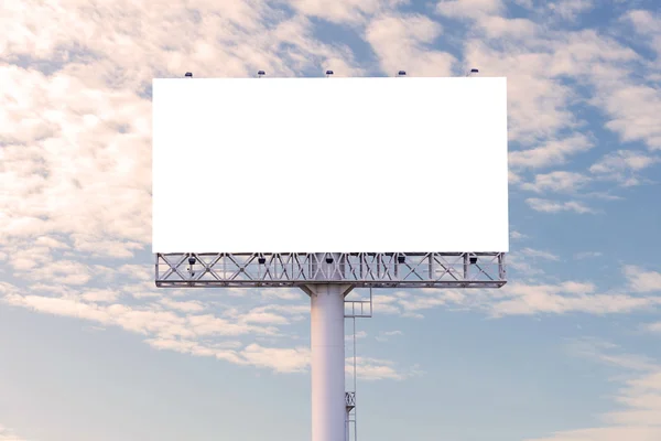 Panneau d'affichage vierge prêt pour la nouvelle publicité avec ciel bleu backgr — Photo