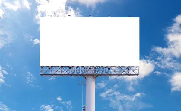 Puste billboard gotowy na nowe ogłoszenie w tle błękitnego nieba — Zdjęcie stockowe