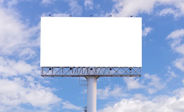 Puste billboard gotowy na nowe ogłoszenie w tle błękitnego nieba — Zdjęcie stockowe