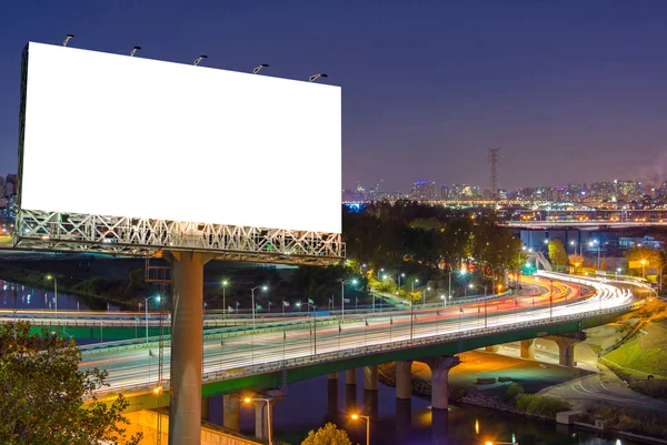 Tom billboard för annons i city downtown på natten — Stockfoto