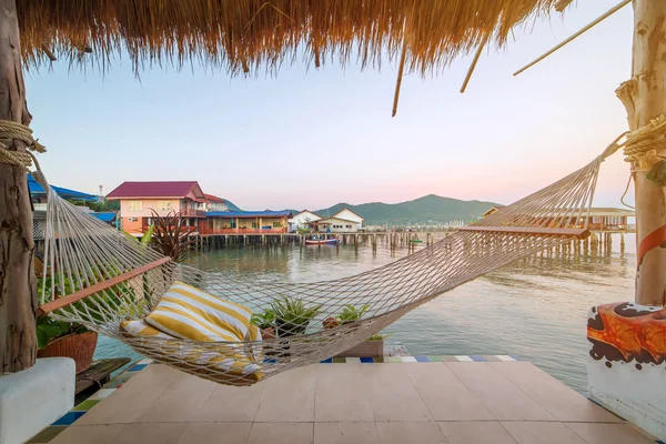 Terrasse avec hamacs à la plage tropicale au lever du soleil — Photo