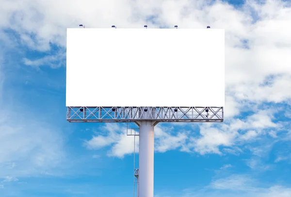 Cartellone bianco pronto per la nuova pubblicità con sfondo cielo blu — Foto Stock