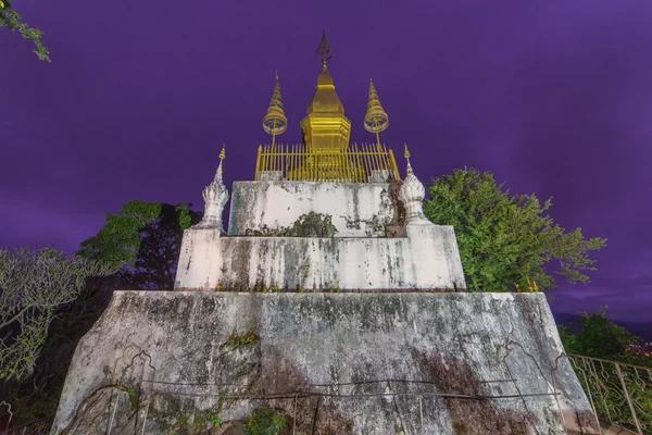 Pagoda of Phu Si Temple at twilight time in Luang Pra bang, Laos — Stock Photo, Image