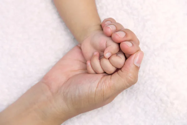 Novo bebê nascido mão na mãe palma — Fotografia de Stock