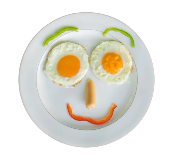 Glückliches Gesicht beim Braten von Eiern zum Frühstück isoliert auf weiß — Stockfoto