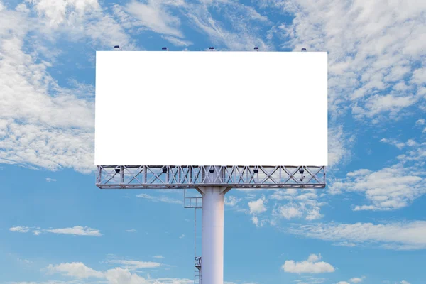 Cartellone bianco pronto per la nuova pubblicità con sfondo cielo blu — Foto Stock