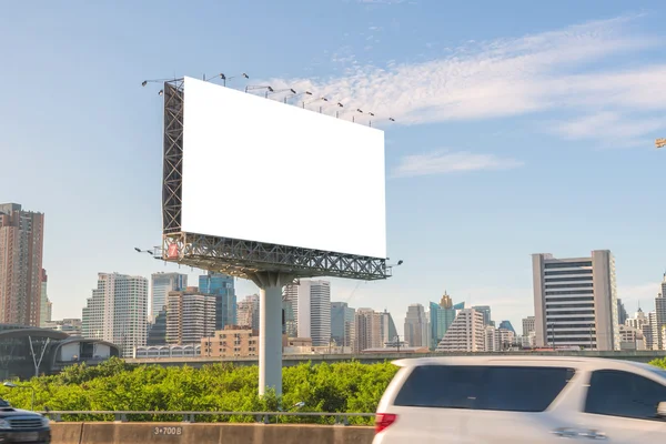 Gran valla publicitaria en blanco en la carretera con vista a la ciudad fondo —  Fotos de Stock