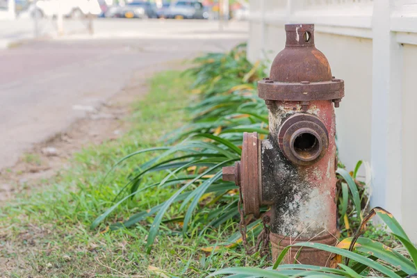 Red fire hydrant vattenledning på gatan — Stockfoto