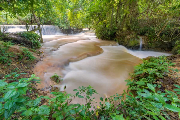 熱帯雨林 (タット国光客運 Si 滝ルアン praba の滝 — ストック写真