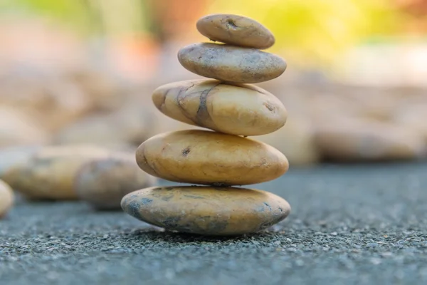 Placing the stone stack on a rock — Stockfoto