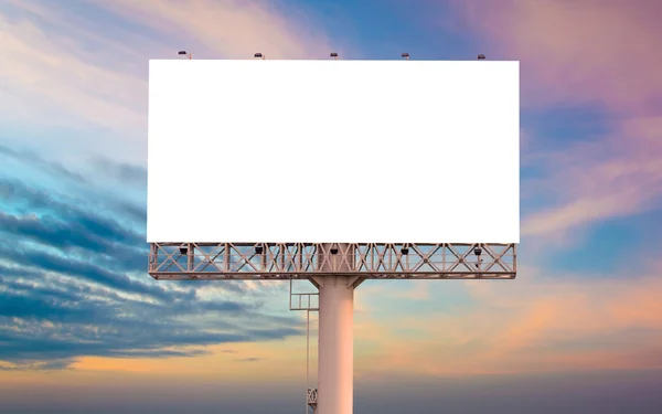 Boş billboard günbatımı backgrou ile yeni reklam için hazır — Stok fotoğraf