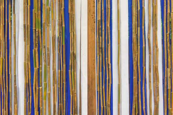 Πολύχρωμο μπαμπού φράχτη σε ξύλο υφή για φόντο — Φωτογραφία Αρχείου