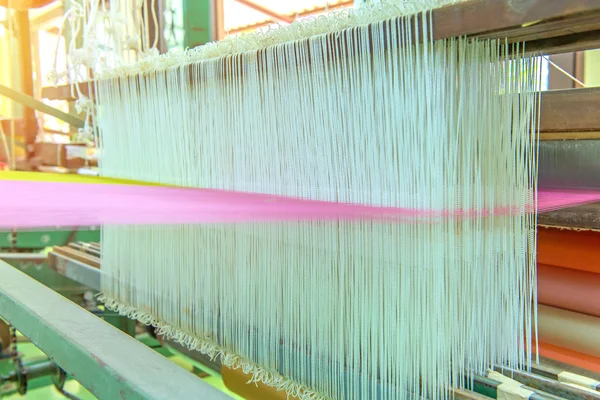 Плетение ткацкого станка и шаттла на варпе — стоковое фото