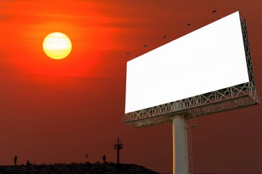 Boş billboard günbatımı backgrou ile yeni reklam için hazır