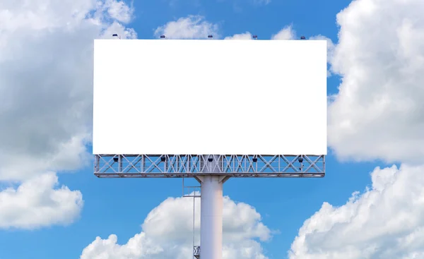 Panneau d'affichage vierge prêt pour la nouvelle publicité avec ciel bleu backgr — Photo