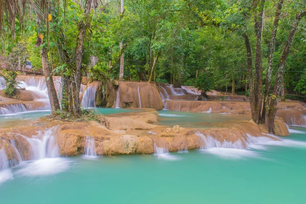 Cascada en la selva tropical (Cascadas de Tad Sae en Luang prabang, L — Foto de Stock