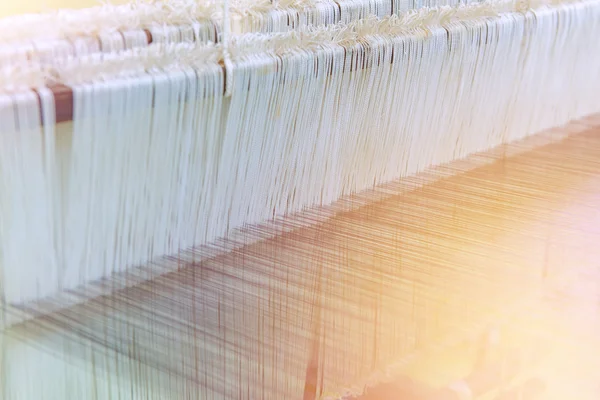 织造织机和经纱上班车 — 图库照片