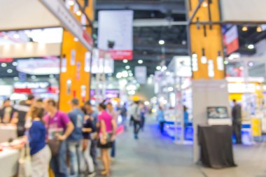 Soyut bulanık insanların alışveriş merkezinde yürüyüş