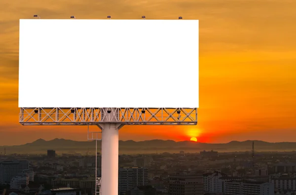 Пустой рекламный щит готов к новой рекламе с обратным закатом — стоковое фото