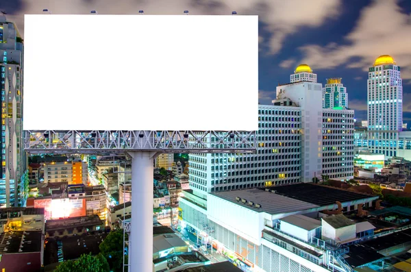 Cartelera en blanco para publicidad en el centro de la ciudad por la noche —  Fotos de Stock