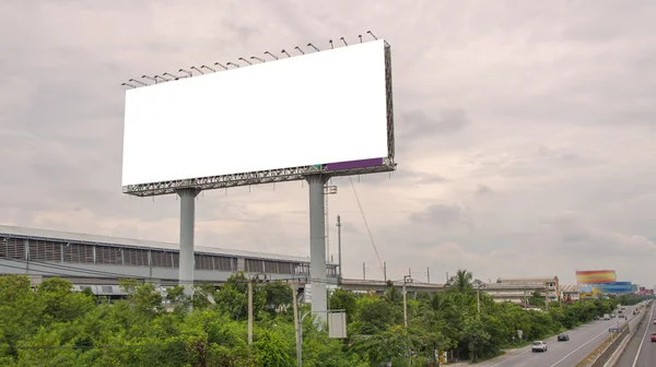 Grand panneau d'affichage blanc sur la route avec vue sur la ville arrière-plan — Photo