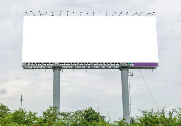 Έτοιμοι για νέα διαφήμιση με μπλε ουρανό έκφραση κενό billboard — Φωτογραφία Αρχείου