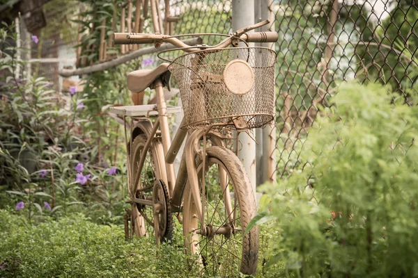 Old bicycle in public park vintage style — Stock Photo, Image