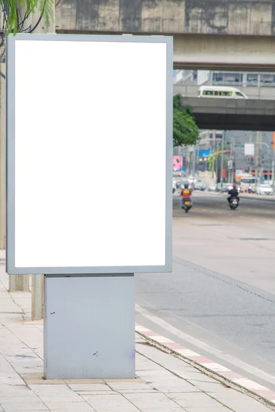 Panneau d'affichage blanc sur la route avec vue sur la ville arrière-plan — Photo