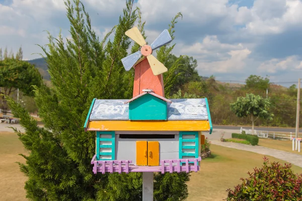 Buzón hermoso en verano en el jardín — Foto de Stock