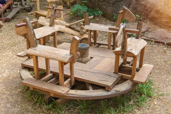 Holzspielzeug von Hand auf Spielplatz gefertigt — Stockfoto