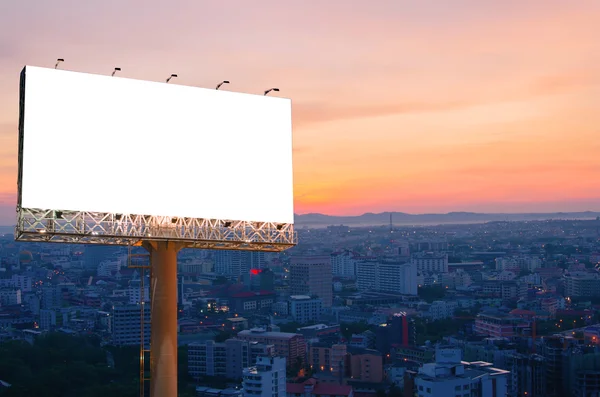 Cartellone pubblicitario vuoto per pubblicità con alba in città — Foto Stock