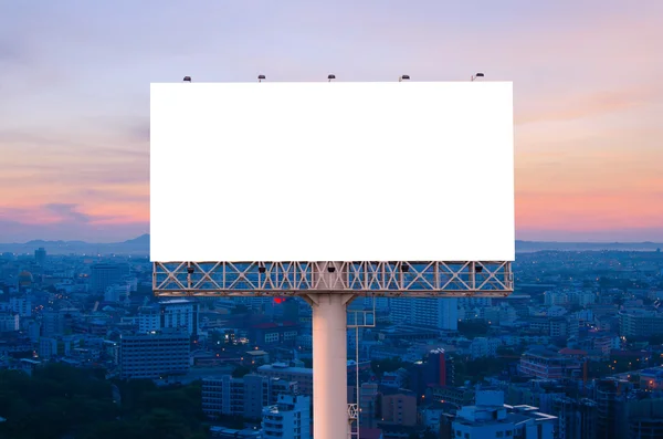 Cartelera en blanco para publicidad con salida del sol en la ciudad —  Fotos de Stock