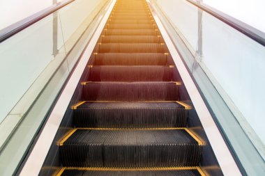 modern ofis binası içinde yürüyen merdiven