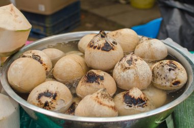 Hindistan cevizi kabuğu tarafından ateş için içecek piyasada kapaktı
