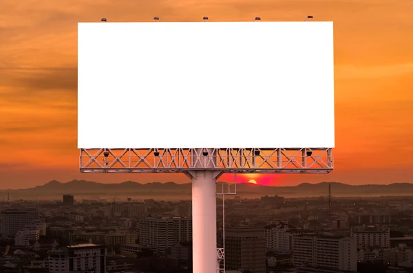 Cartellone pubblicitario vuoto per pubblicità con tramonto in città — Foto Stock