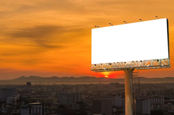Puste billboard na ogłoszenie z zachodu słońca w mieście — Zdjęcie stockowe