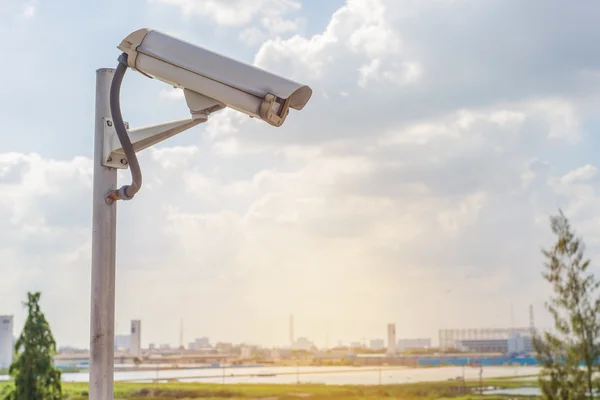 Cctv bewakingscamera op weg in de stad — Stockfoto