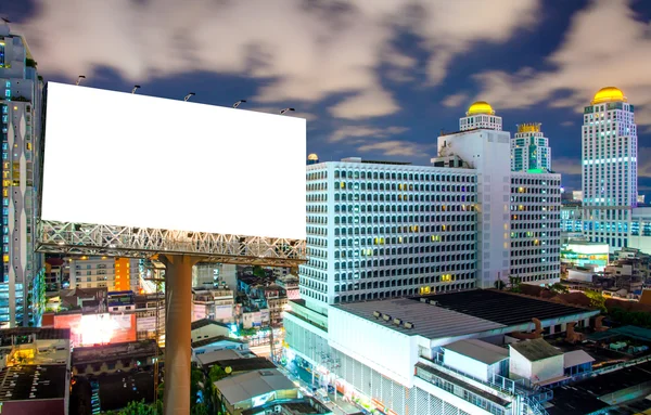 Puste billboard za ogłoszenie w city downtown w nocy — Zdjęcie stockowe