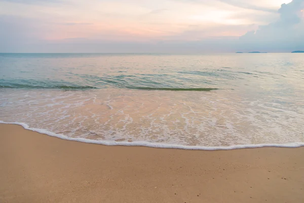 Sunrise on the beach of andaman sea — Stock Photo, Image