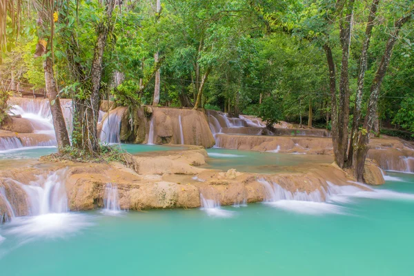 Cachoeira na floresta tropical (Cachoeiras Tad Sae em Luang prabang, L — Fotografia de Stock