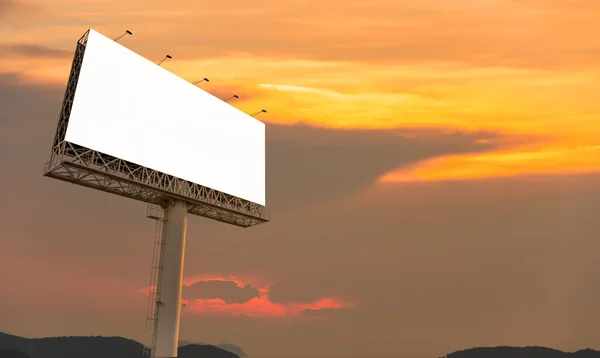Leere Plakatwand bereit für neue Werbung mit Sonnenuntergang-Hintergrund — Stockfoto